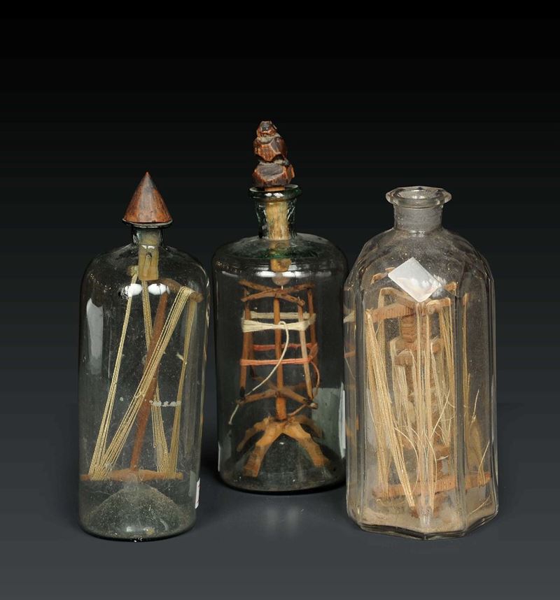 Tre piccole bottiglie in vetro soffiato e molato contenenti avvolgimatassa con filo, XIX secolo  - Asta Out of the Ordinary - Cambi Casa d'Aste