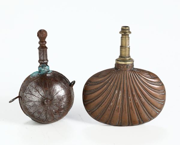 Due fiaschette portapolvere, XVII-XIX secolo