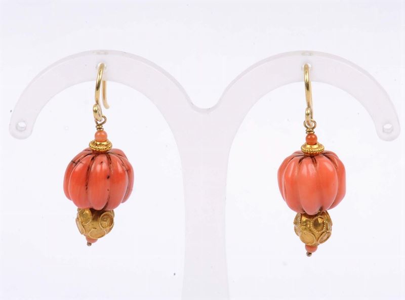 Orecchini con corallo inciso  - Auction OnLine Auction 06-2012 - Cambi Casa d'Aste
