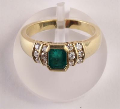 Anello con Smeraldo Centrale e Piccoli Diamanti
