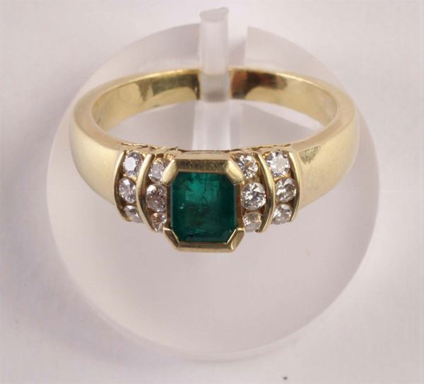 Anello con smeraldo centrale e piccoli diamanti