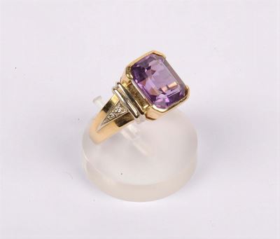 Anello con Ametista e Piccoli Diamanti