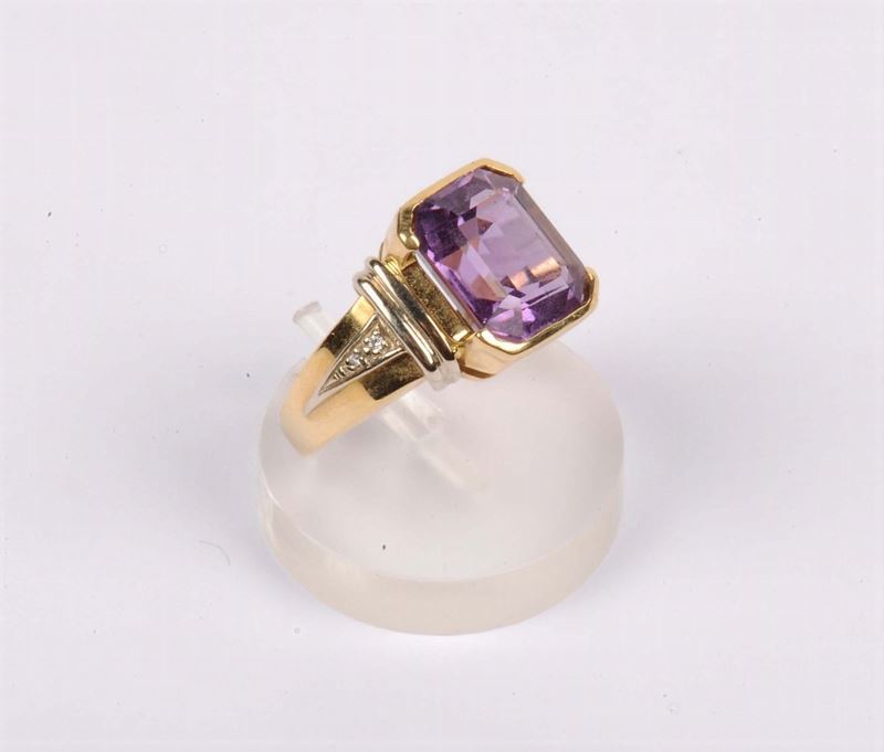 Anello con ametista e piccoli diamanti  - Auction OnLine Auction 06-2012 - Cambi Casa d'Aste