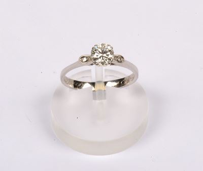 Anello con Diamante Centrale di Ct 0,60