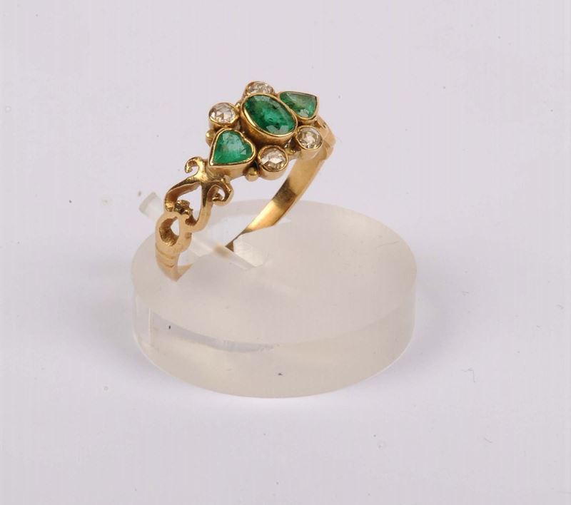 Anello con tre smeraldi e quattro piccoli diamanti  - Asta Asta OnLine 06-2012 - Cambi Casa d'Aste
