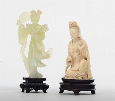 Due Statuine Cinesi Differenti