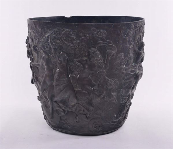 Grande vaso in bronzo decorato con bassorilievi