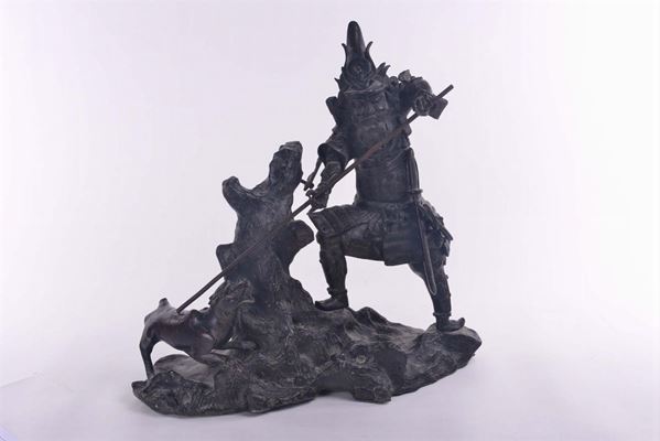 Scultura in bronzo raffigurante lotta di Samurai e felino