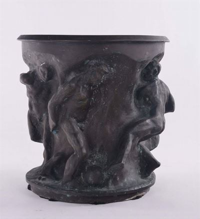 Vaso in Bronzo Decorato con Giganti in Bassorilievo