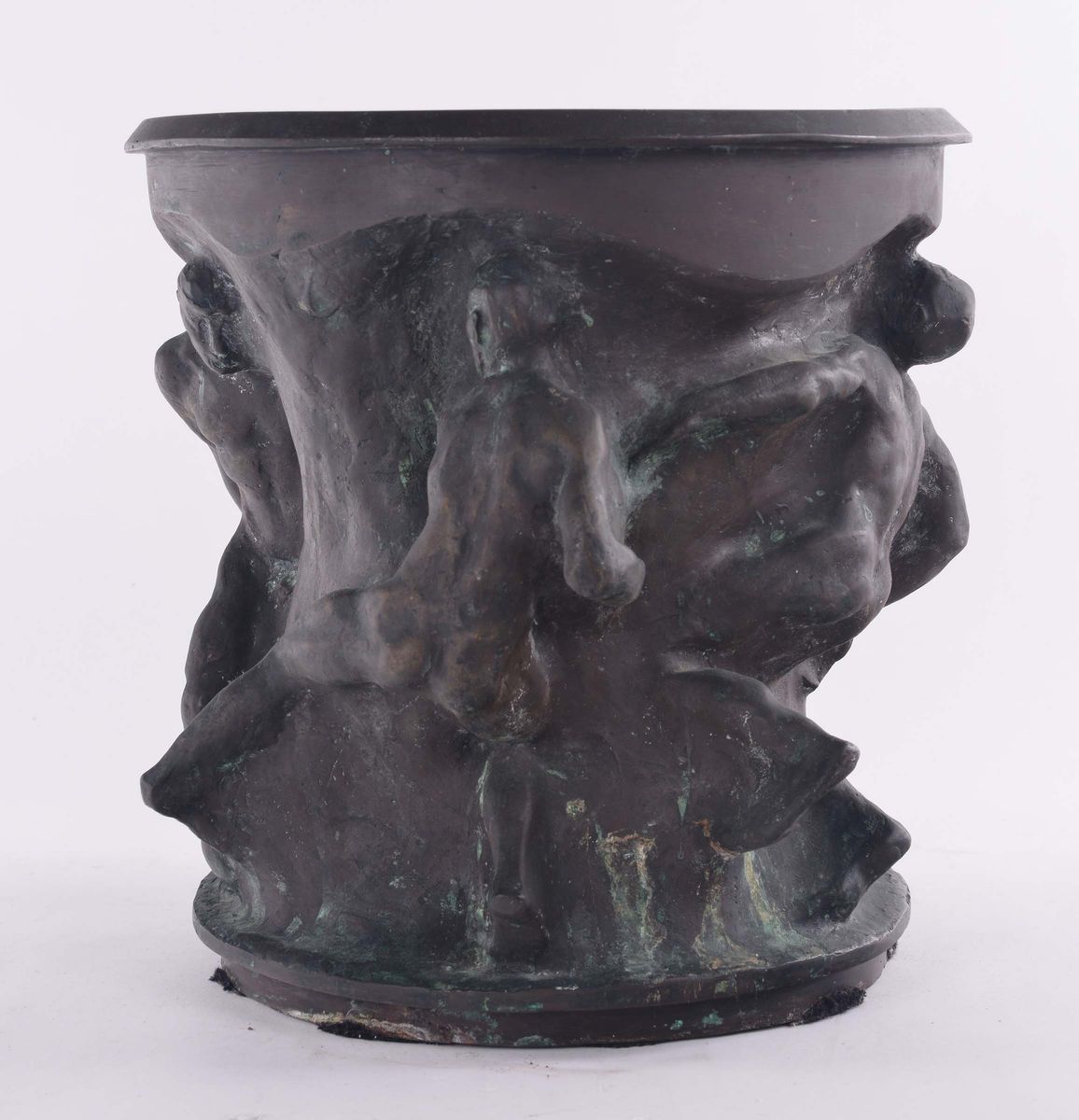 Vaso in Bronzo Decorato con Giganti in Bassorilievo