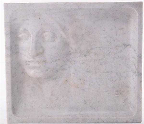 Vassoio in marmo bianco con figura di donna in rilievo, De Albertis