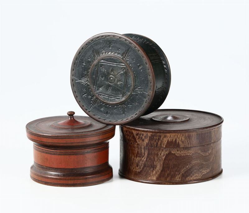 Lotto comprendente tre tabacchiere in legno tornito di forma cilindrica, XVII e XVIII secolo  - Asta Asta a tempo Scultura e Oggetti d'Arte - Cambi Casa d'Aste