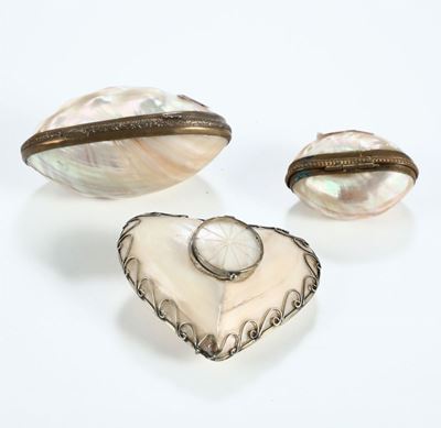Lotto Comprendente Quattro Scatole in Madreperla di Cui Tre Ovali e una a Cuore, XIX Secolo