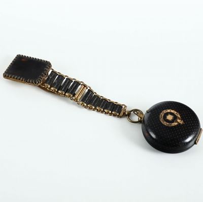 Lotto Comprendente Chatelaine in Metallo Dorato con Fermaglio in Tartaruga ed una Scatola in Bron...
