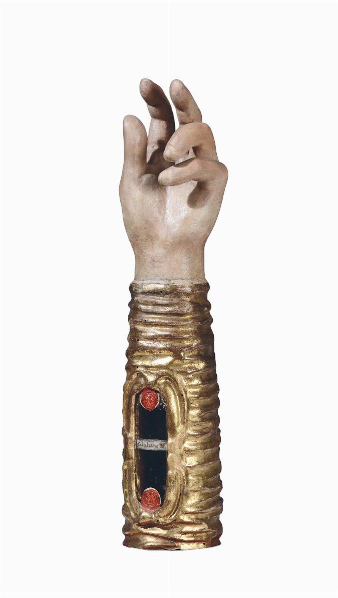 Reliquiario in legno scolpito, policromo e dorato a foggia di braccio, maestranze siciliane o spagnole del XVII secolo  - Asta Scultura e Oggetti d'Arte - Cambi Casa d'Aste