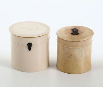 Due Contenitori Cilindrici da Toilette in Avorio con Finimenti in Metallo Argentato ed Inciso, un...