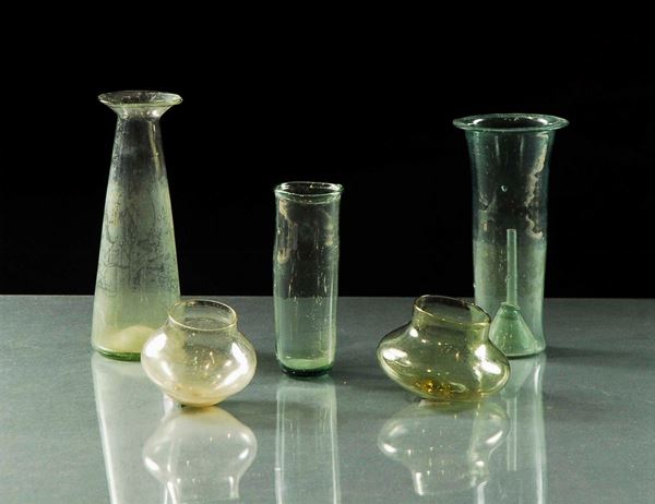 Lotto composto da cinque pezzi in vetro soffiato diversi tra cui due coppe da salasso, Italia XVIII secolo