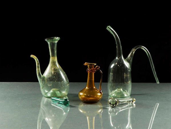 Lotto composto da cinque pezzi in vetro tra cui un tira olio, due ampolle e due piccoli pestelli da farmacia, Italia XVIII secolo