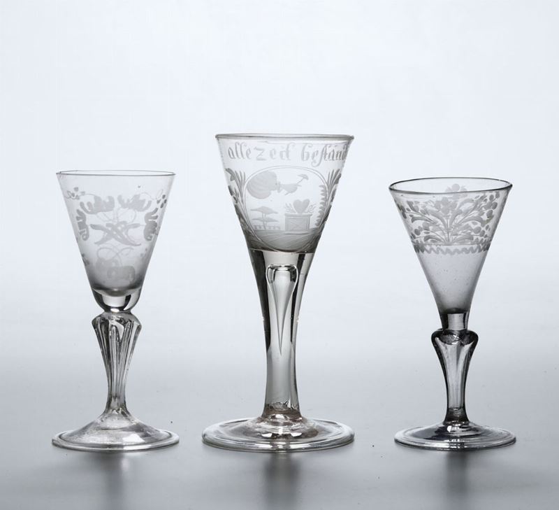 Tre bicchieri a calice in vetro soffiato e inciso diversi con decoro alla mola, Boemia XVIII secolo  - Asta Arredi, Dipinti e Oggetti d'Arte - Cambi Casa d'Aste
