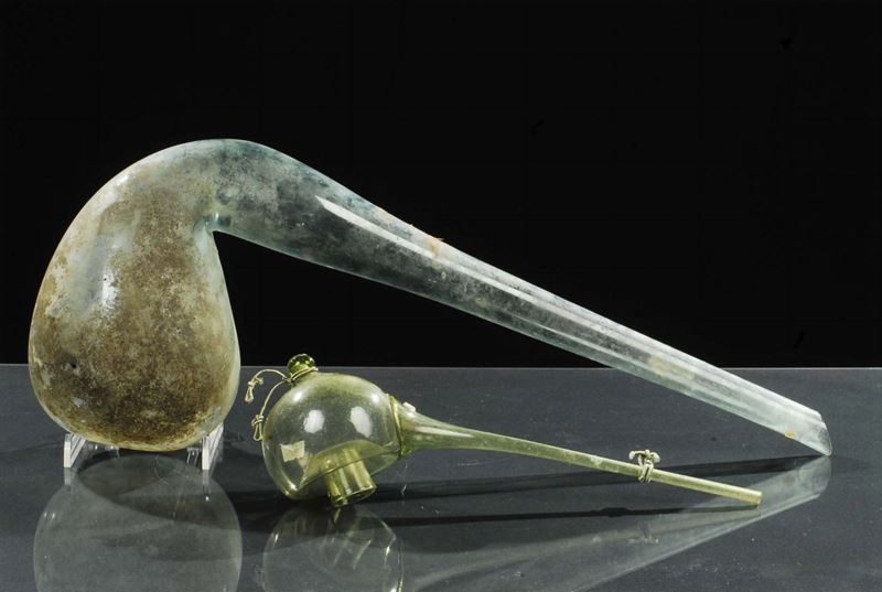 Lotto composto da cappello da distillazione e storta in vetro soffiato verde, Italia XVIII secolo  - Auction Out of Ordinary - Cambi Casa d'Aste