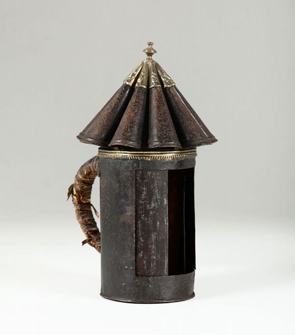 Grande lanterna in metallo con corpo cilindrico ed applicazioni in ottone, manico laterale rivestito in pelle, XVIII secolo