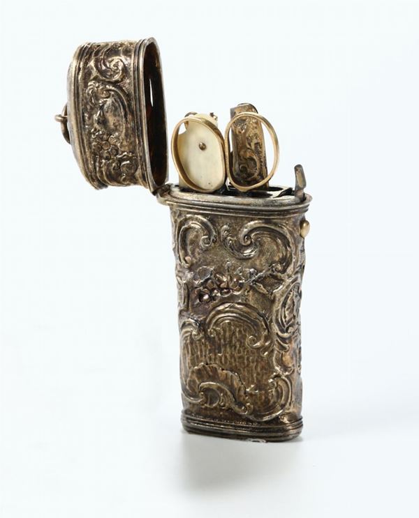 Insieme di tabacchiera circolare in rame dorato e cesellato ed etuì in argento dorato e sbalzato. Europa XVIII secolo