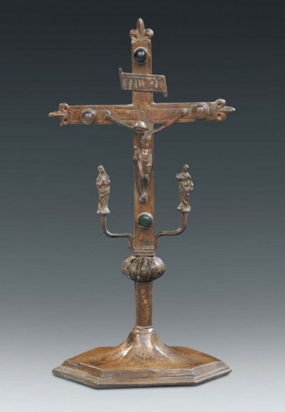 Croce da Altare in Bronzo Fuso e Cesellato con Pietre Lavorate a Caboçon e Figure di Dolenti ai L...