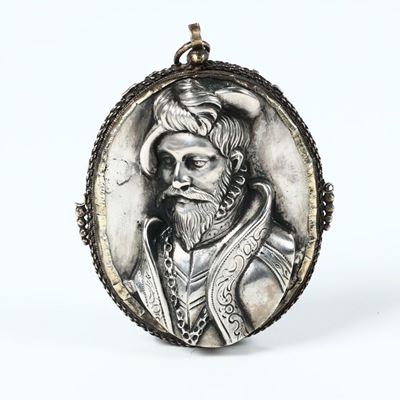 Medaglione di Forma Ovale in Argento Sbalzato, Cesellato e Parzialmente Dorato con Miniatura di S...