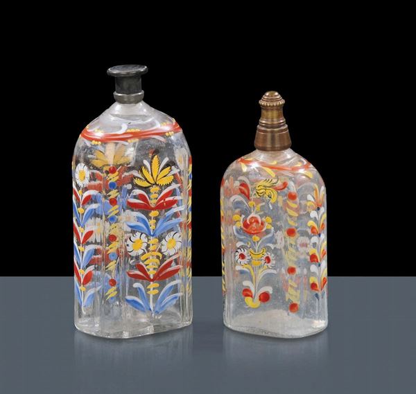 Due bottiglie poligonali in vetro soffiato con decorazione floreale a smalto policromo e tappi in metallo, Germania XVIII secolo