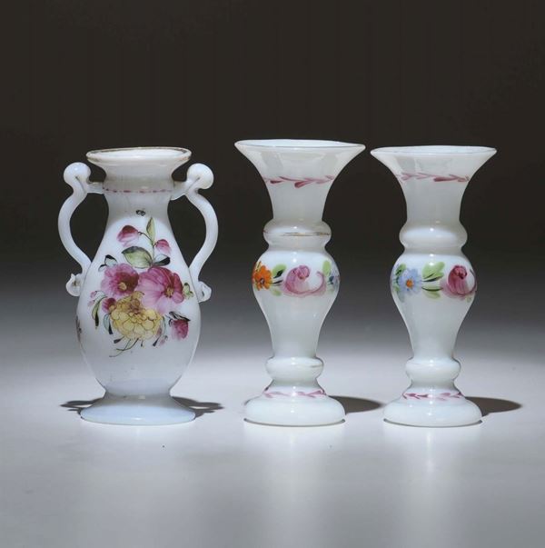 Lotto composto da tre vasetti in vetro lattimo. Germania e Boemia,  XVIII e XIX secolo