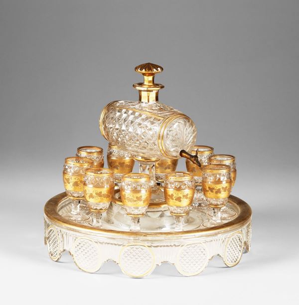 Servizio da liquore in vetro molato e dorato composto da vassoio circolare, botticella con tappo e 10 bicchieri, Europa XIX-XX secolo