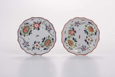 Due Piatti in Maiolica Policroma Decorati alla Barbottina, Milano Manifattura Rubati XVIII Secolo