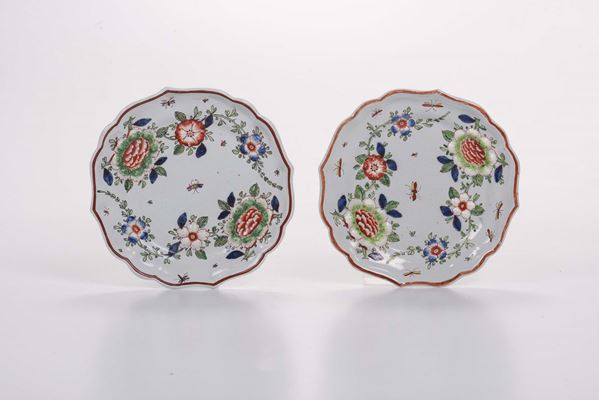 Due piatti in maiolica policroma decorati alla barbottina, Milano manifattura Rubati XVIII secolo