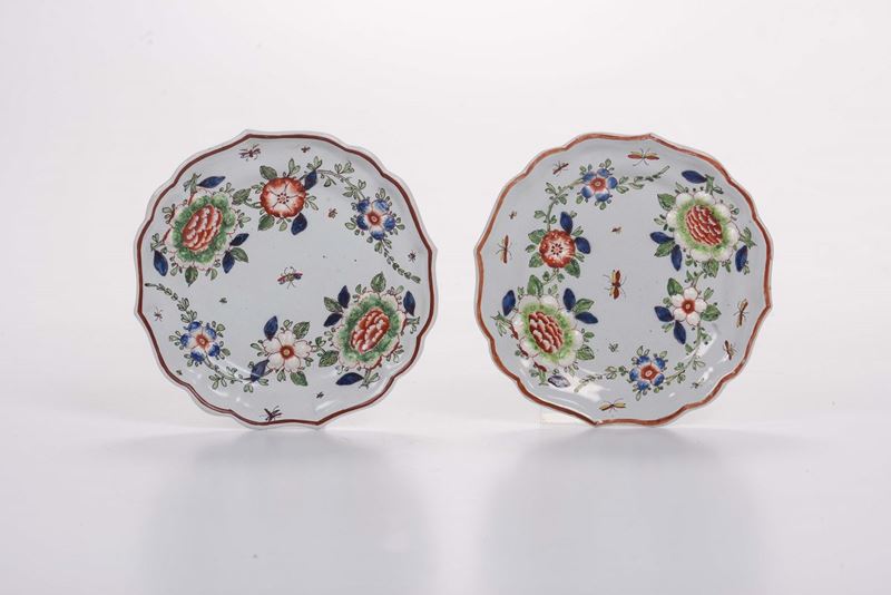 Due piatti in maiolica policroma decorati alla barbottina, Milano manifattura Rubati XVIII secolo  - Auction Fine Art - Cambi Casa d'Aste