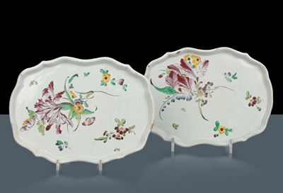 Due Vassoi in Maiolica con Bordo Rialzato e Sagomato, XVIII Secolo