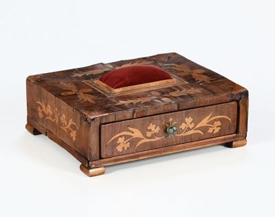 Scatola in Legno Porta Lavoro Intarsiata a Motivi Floreali con Cassetto e Puntaspilli, Italia XIX...