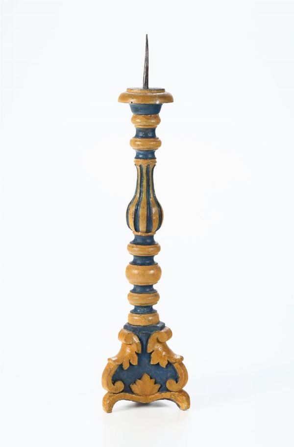 Lotto composto da candeliere policromo in legno intagliato e scatola in cuoio e legno dipinto con motivi vegetali, XVIII-XIX secolo