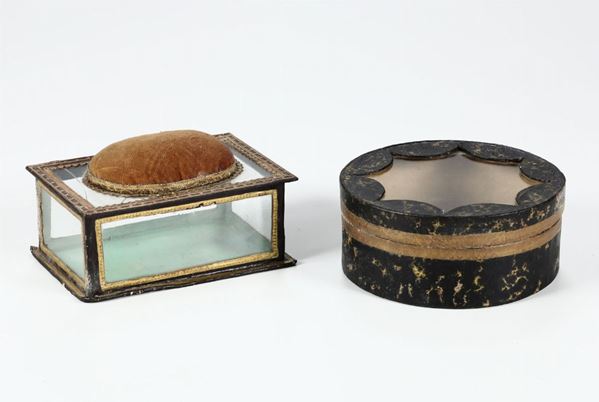 Due scatole in carta e vetro di cui una di forma circolare ed una rettangolare con puntaspilli sul coperchio, XIX secolo