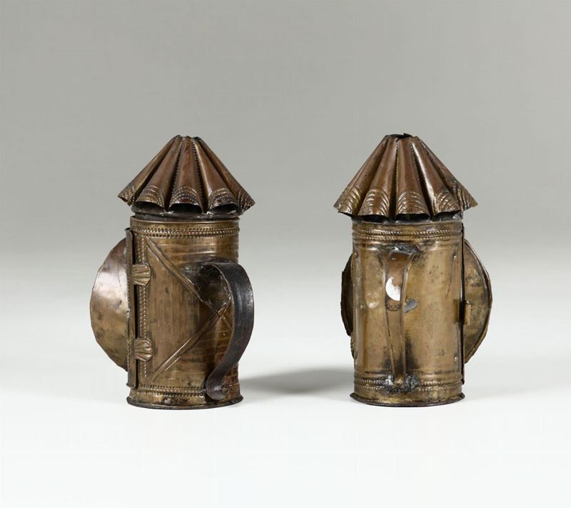 Due lanterne in ottone con manico, parte superiore ad ombrello ed oblò con vetro, XVIII-XIX secolo  - Auction Sculpture and Works of Art - Time Auction - Cambi Casa d'Aste