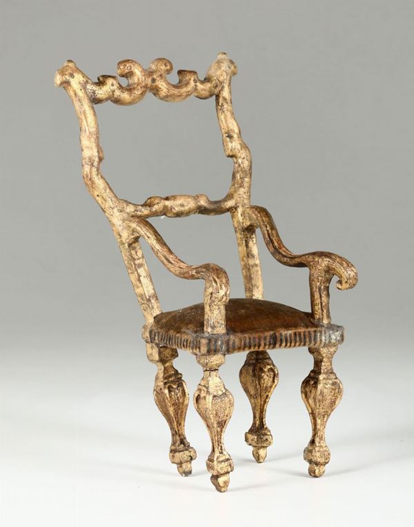 Modello di seggiolone in legno laccato e dorato con braccioli a ricciolo, finimenti in seta, XVIII secolo e modello di trono in legno intagliato e dorato con motivi di gusto Luigi XIV, XVIII secolo