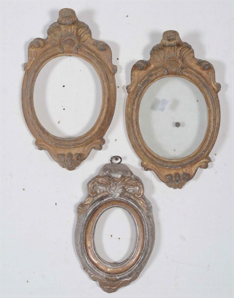 Lotto composto da tre cornici ovali di cui una dorata e argentata con cimasa a volute, XVIII secolo  - Auction Antique Frames - Cambi Casa d'Aste