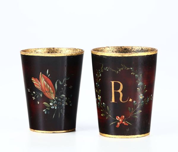 Due bicchieri in papier-marche decorati con fiori e monogramma R, XIX secolo