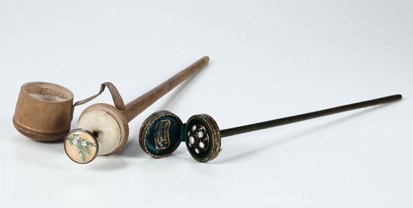 Lotto composto da due spilloni da cappello con custodie in pelle, XIX secolo