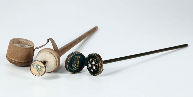 Lotto composto da due spilloni da cappello con custodie in pelle, XIX secolo  - Asta Asta a tempo Scultura e Oggetti d'Arte - Cambi Casa d'Aste