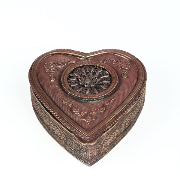 Scatola in ottone con lavorazione a filigrana a forma di cuore con rosone, XIX-XX secolo