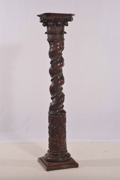 Colonna a Torchon in Legno Intagliato