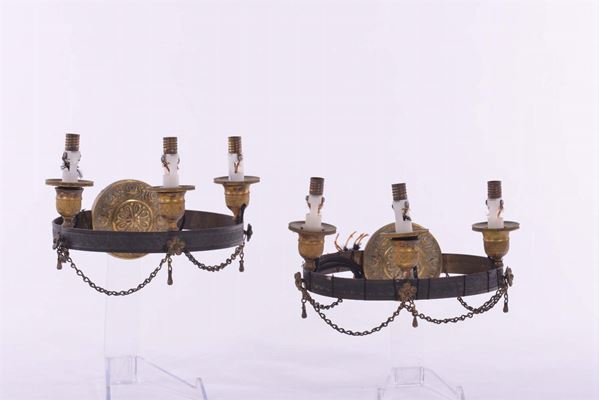 Coppia di appliques in stile Impero a tre luci in bronzo dorato e cesellato