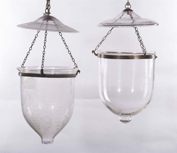 Due lampadari differenti in stile antico in bronzo e vetro