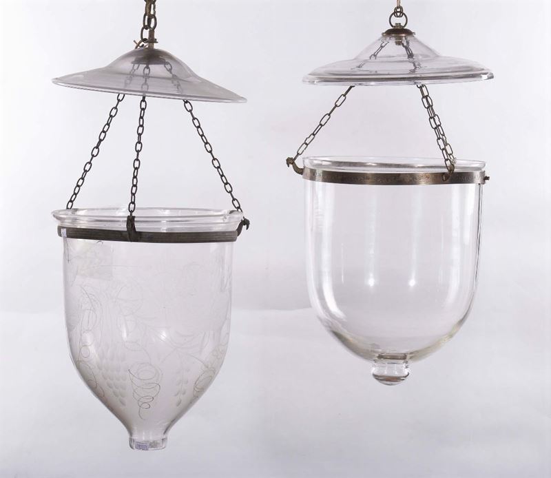 Due lampadari differenti in stile antico in bronzo e vetro  - Asta Antiquariato e Dipinti Antichi - Cambi Casa d'Aste