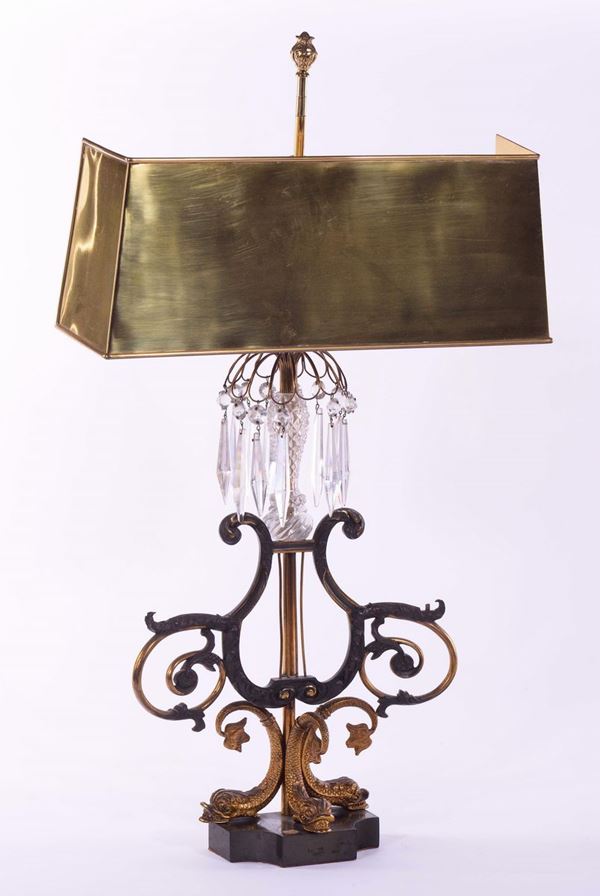 Lampada a lira in bronzo dorato e cristalli, XX secolo